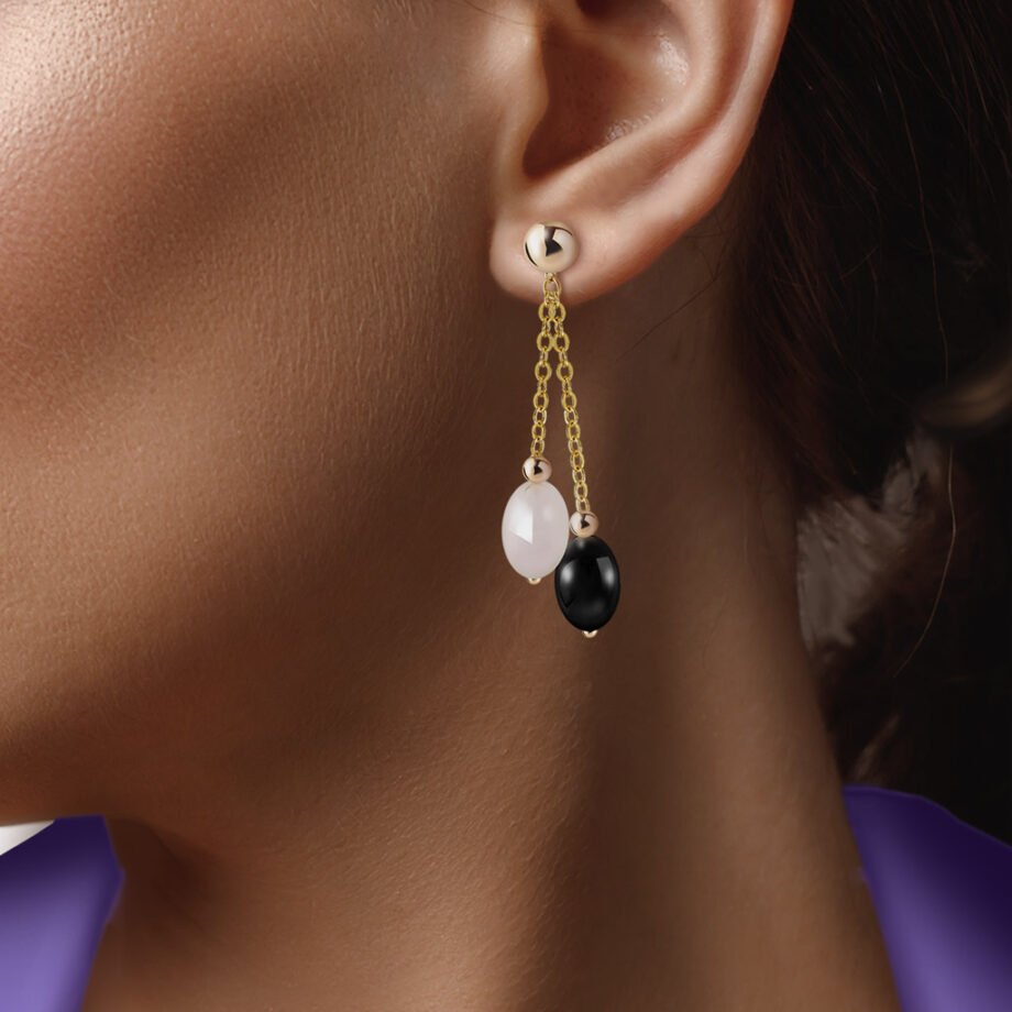Mujer con chaqueta morada luciendo Pendientes Oro Piedras Sandra con piedras de ónix